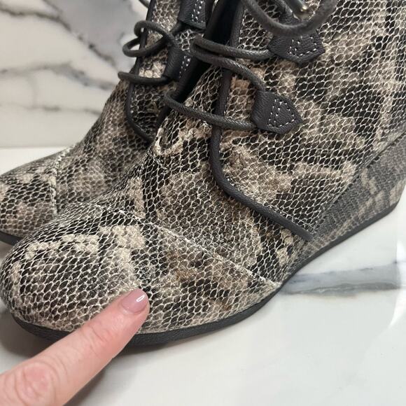 TOMS | Women's Black Brown Reptile Print Lace-Up Short Wedge Bootie Sz 9 - Picture 4 of 9